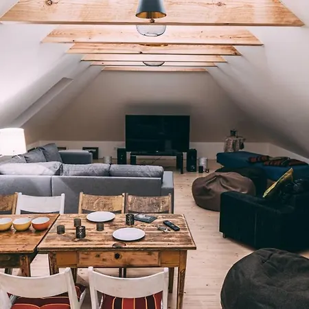 Hubane Ja Ruumikas Majutus Karjamoisa Ajaloolises Hoones 아파트